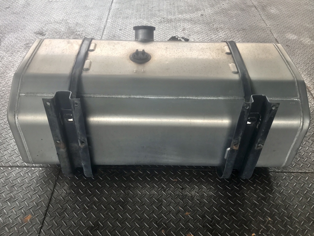 トラック　燃料タンク 中古 いすゞ 燃料タンク (フューエルタンク) H30年【ストックNo