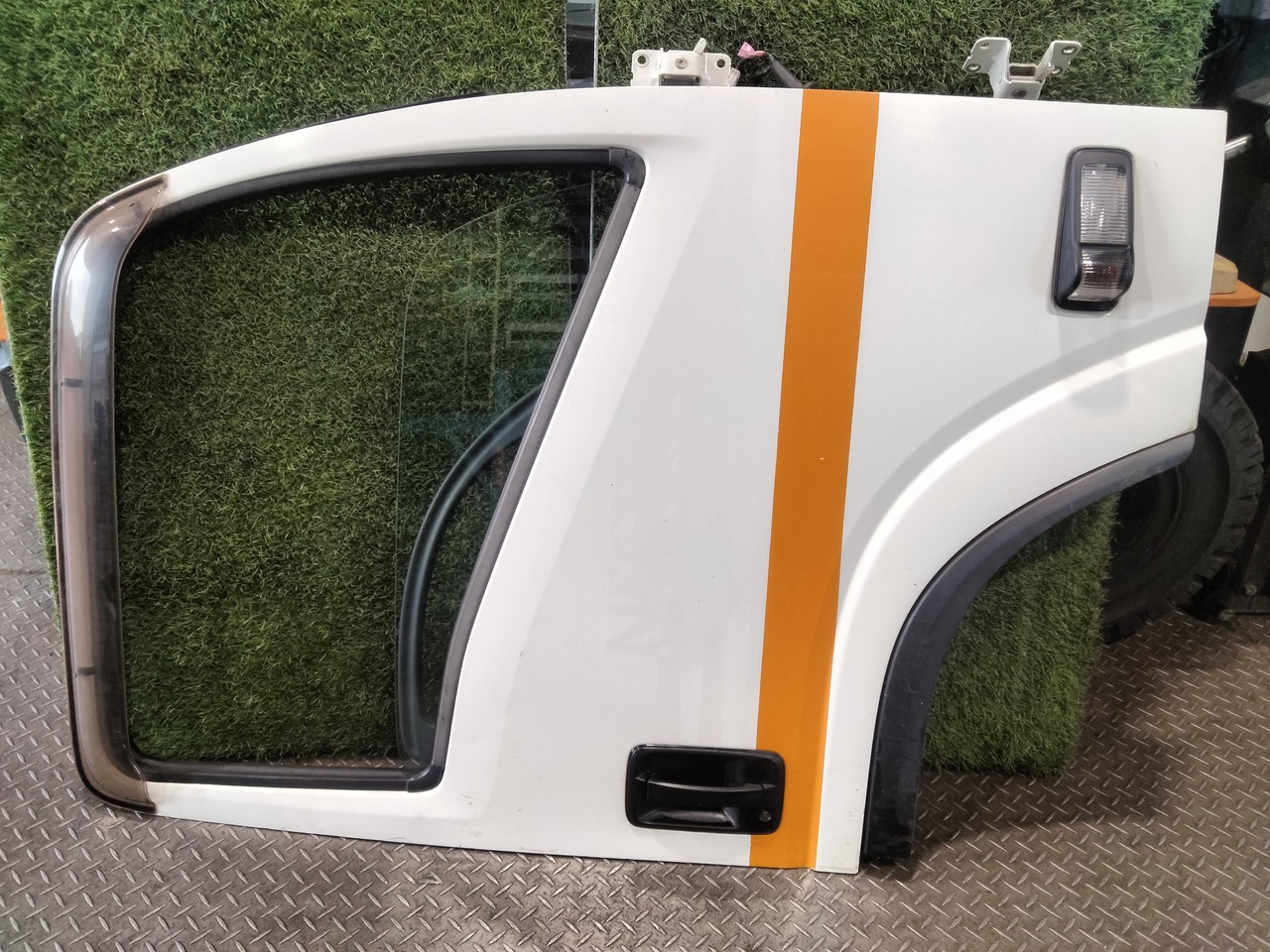 いすゞ 外装品 H29年 TRG-NMR85AN