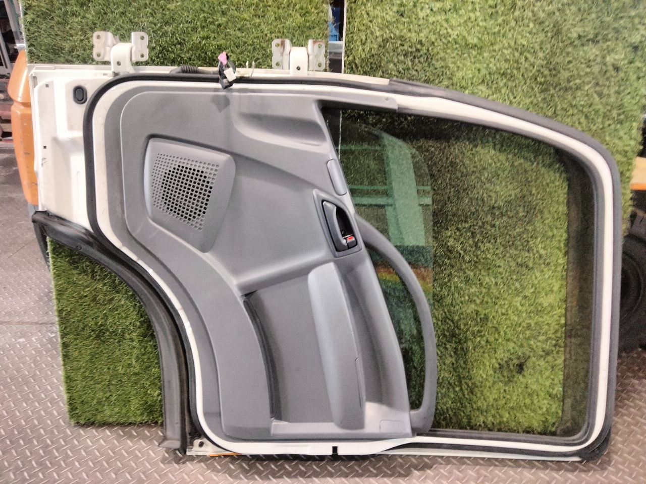 いすゞ 外装品 H29年 TRG-NMR85AN