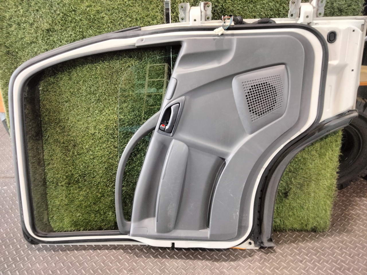 いすゞ 外装品 H29年 TRG-NMR85AN