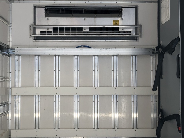 中古 いすゞ 冷凍冷蔵バン 2トン(小型) H30年 TPG-NPR85ANの内装