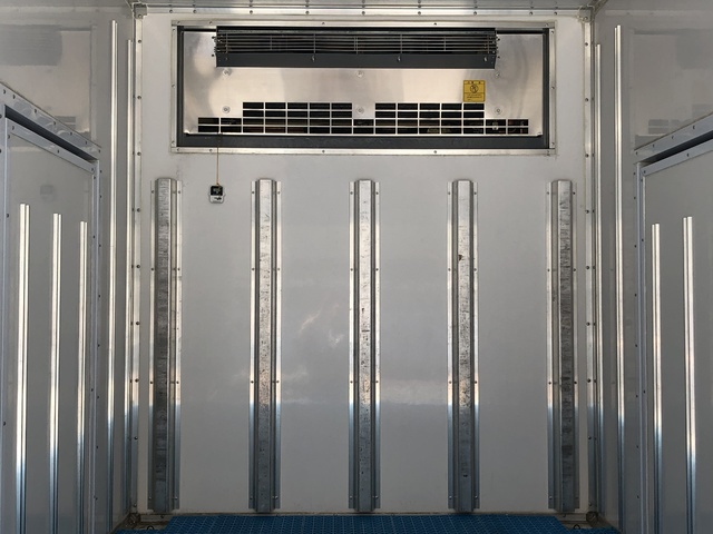 中古 三菱ふそう 冷凍冷蔵バン 2トン(小型) H29年 TPG-FBA20の内装
