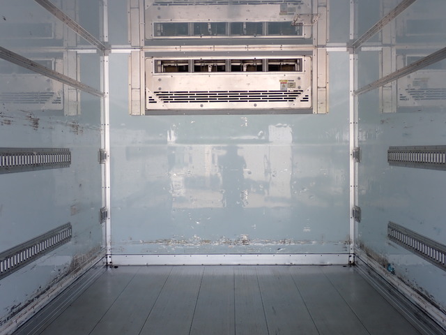 中古 いすゞ 冷凍冷蔵バン 4トン(中型) H28年 TKG-FRR90S1の内装