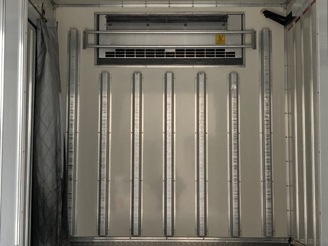 中古 いすゞ 冷凍バン 2トン(小型) H29年 TPG-NPR85ANの内装