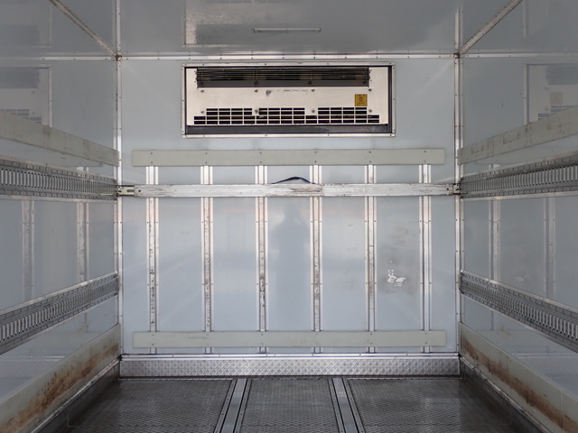 中古 いすゞ 冷凍冷蔵バン 増トン H30年 SKG-FSR90T2の内装