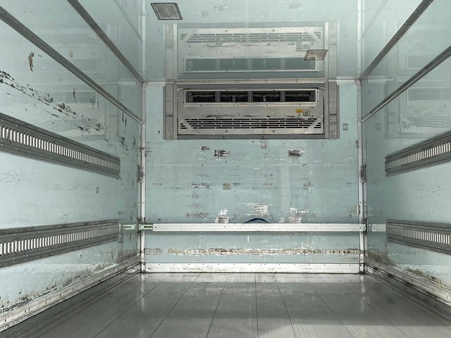 中古 【264万円】いすゞ 冷凍バン 4トン(中型) H26年 TKG-FRR90S1改の内装