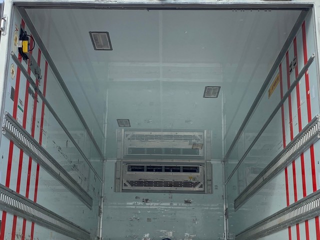中古 【264万円】いすゞ 冷凍バン 4トン(中型) H26年 TKG-FRR90S1改の内装