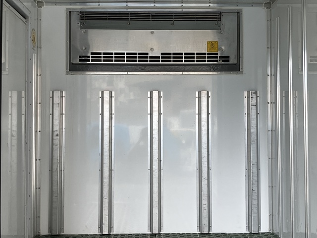中古 日野 冷凍冷蔵バン 2トン(小型) H29年 TKG-XZC605Mの内装