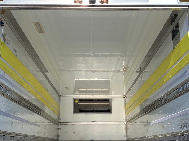 中古 いすゞ 冷凍バン 4トン(中型) H24年 SKG-FRR90S1の内装