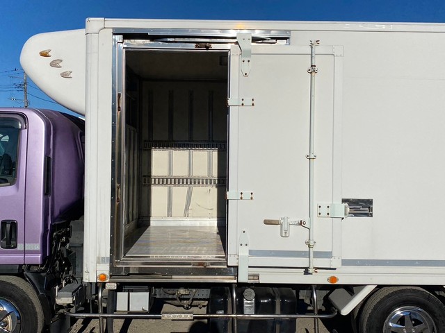 中古 【121万円】いすゞ 冷凍バン 2トン(小型) H21年 BKG-NPR85ANの内装