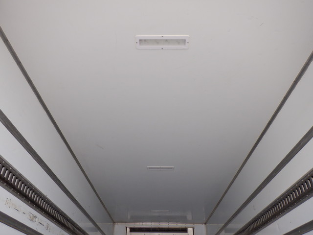 中古 【374万円】いすゞ 冷凍バン 4トン(中型) H28年 TKG-FRR90S2の内装
