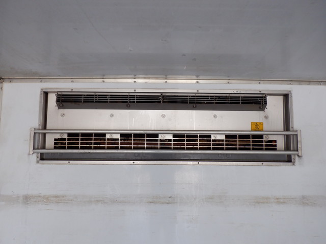 中古 いすゞ 冷凍バン 4トン(中型) H28年 TKG-FRR90S2の内装