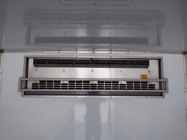 中古 【352万円】いすゞ 冷凍バン 4トン(中型) H28年 TKG-FRR90S2の内装