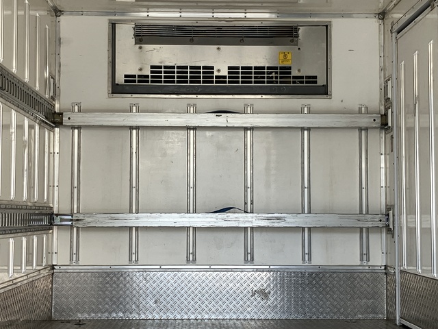 中古 いすゞ 冷凍バン 2トン(小型) H24年 SKG-NPR85ANの内装
