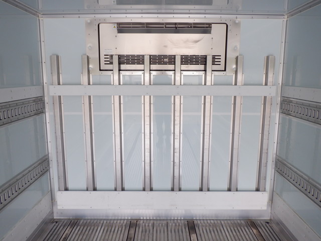 中古 日野 冷凍バン 4トン(中型) R3年 2KG-FC2ABAの内装