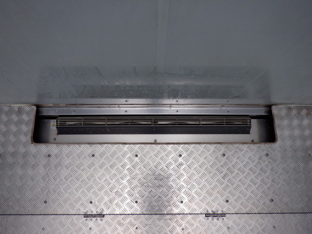 中古 いすゞ 冷凍バン 増トン H27年 LKG-FTR90T2の内装