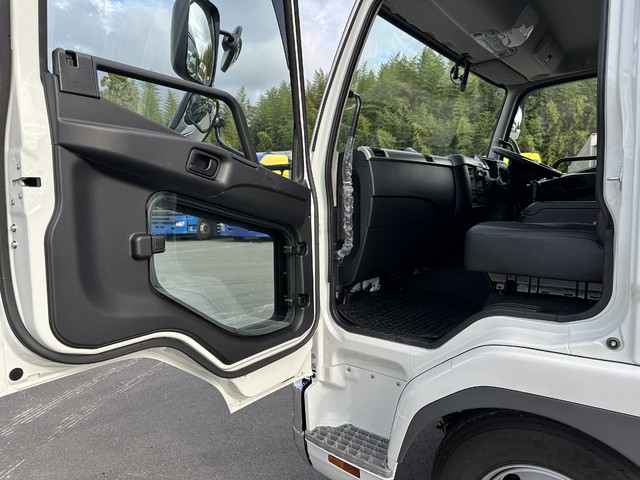 中古 【1078万円】三菱ふそう ウイング 4トン(中型) R7年 2KG-FK65Fの内装