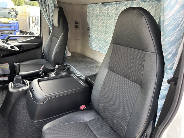 中古 【1078万円】三菱ふそう ウイング 4トン(中型) R7年 2KG-FK65Fの内装
