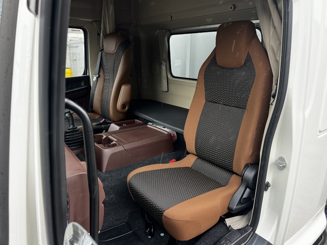 中古 日野 冷凍バン 4トン(中型) R7年 2PG-FD2ABGの内装