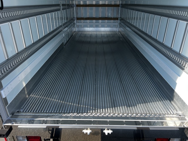 中古 日野 冷凍バン 4トン(中型) R7年 2PG-FD2ABGの内装