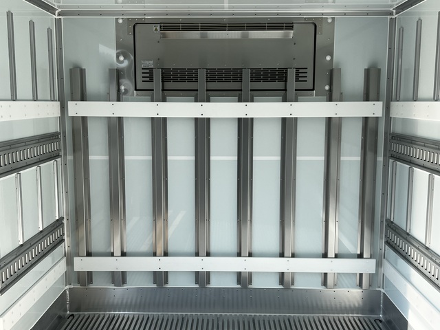 中古 日野 冷凍バン 4トン(中型) R7年 2PG-FD2ABGの内装