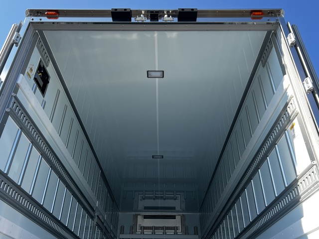 中古 日野 冷凍バン 4トン(中型) R7年 2PG-FD2ABGの内装