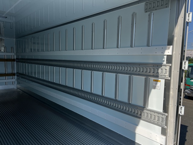 中古 日野 冷凍バン 4トン(中型) R7年 2PG-FD2ABGの内装