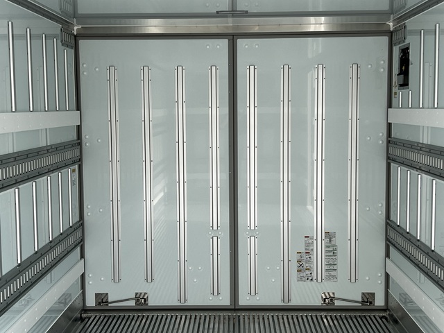 中古 日野 冷凍バン 4トン(中型) R7年 2PG-FD2ABGの内装