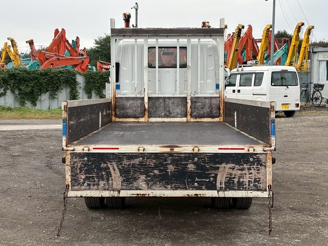 中古 いすゞ 平ボディー 2トン(小型) H28年 TRG-NLR85ARの内装