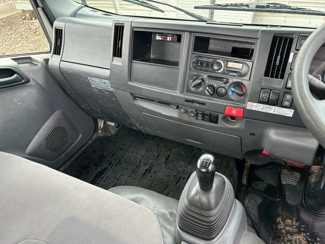 中古 いすゞ 平ボディー 2トン(小型) H28年 TRG-NLR85ARの内装