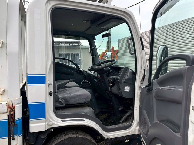 中古 いすゞ 平ボディー 2トン(小型) H28年 TRG-NLR85ARの内装