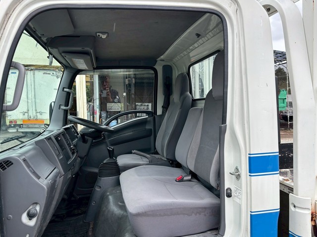 中古 いすゞ 平ボディー 2トン(小型) H28年 TRG-NLR85ARの内装