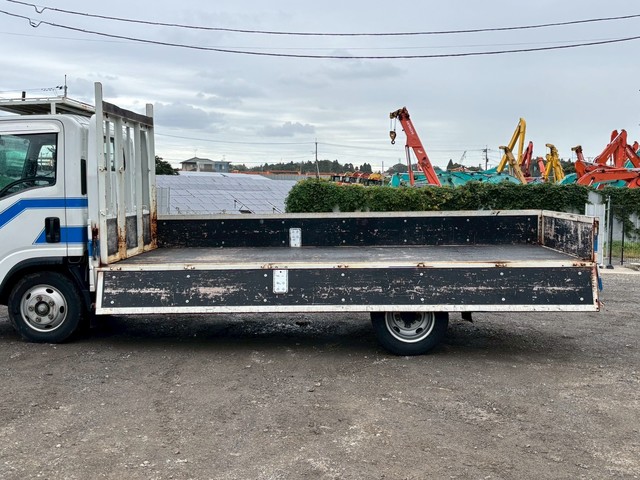 中古 いすゞ 平ボディー 2トン(小型) H28年 TRG-NLR85ARの内装