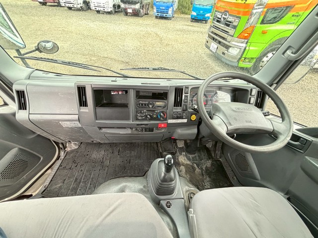 中古 いすゞ 平ボディー 2トン(小型) H28年 TRG-NLR85ARの内装