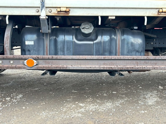 中古 いすゞ 平ボディー 2トン(小型) H28年 TRG-NLR85ARの部品