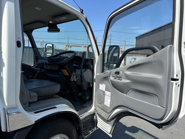 中古 【396万円】日野 ダンプ 2トン(小型) R2年 2RG-XZU600Tの内装