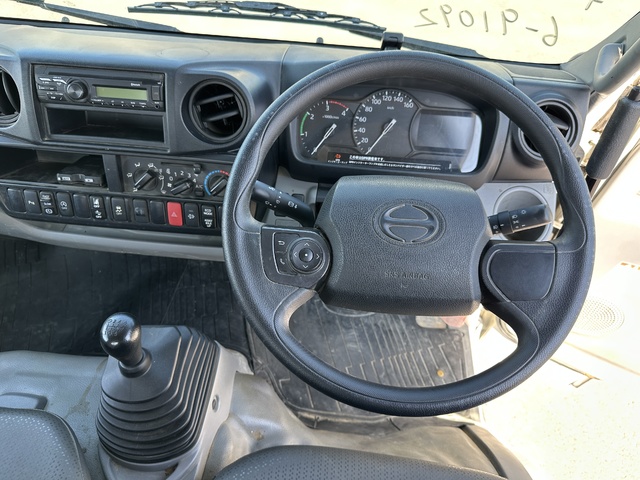 中古 【396万円】日野 ダンプ 2トン(小型) R2年 2RG-XZU600Tの内装