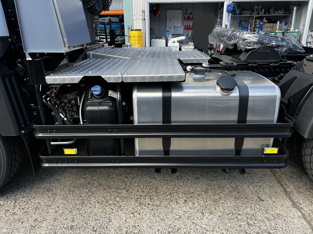 中古 三菱ふそう トレーラーヘッド (トラクターヘッド) 大型 R7年 2PG-FP84HDRの外装