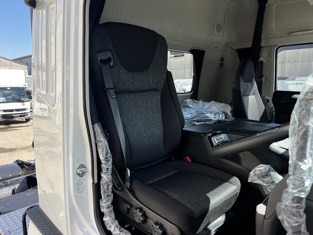 中古 三菱ふそう トレーラーヘッド (トラクターヘッド) 大型 R7年 2PG-FP84HDRの内装