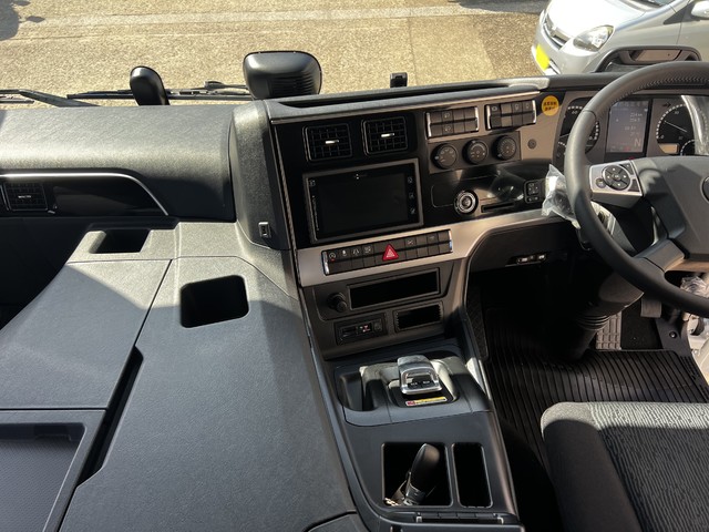 中古 三菱ふそう トレーラーヘッド (トラクターヘッド) 大型 R7年 2PG-FP84HDRの内装