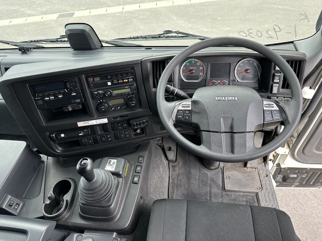 中古 いすゞ ウイング 大型 R3年 2PG-CYJ77Cの内装