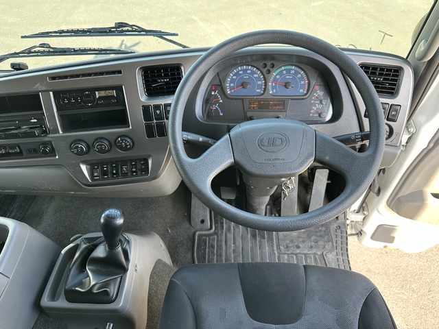 中古 日産UD ウイング 4トン(中型) H30年 TKG-MK38Cの内装