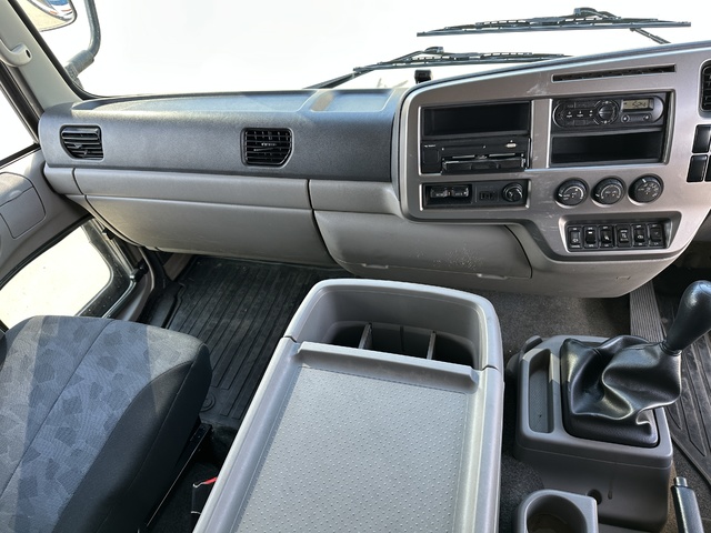 中古 日産UD ウイング 4トン(中型) H30年 TKG-MK38Cの内装