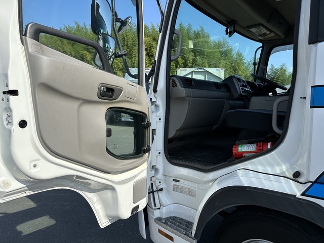 中古 日産UD ウイング 4トン(中型) H30年 TKG-MK38Cの内装