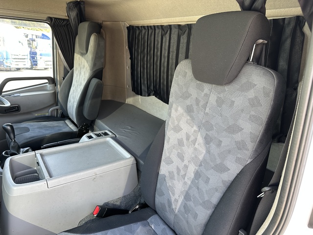 中古 日産UD ウイング 4トン(中型) H30年 TKG-MK38Cの内装