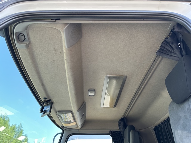 中古 日産UD ウイング 4トン(中型) H30年 TKG-MK38Cの内装