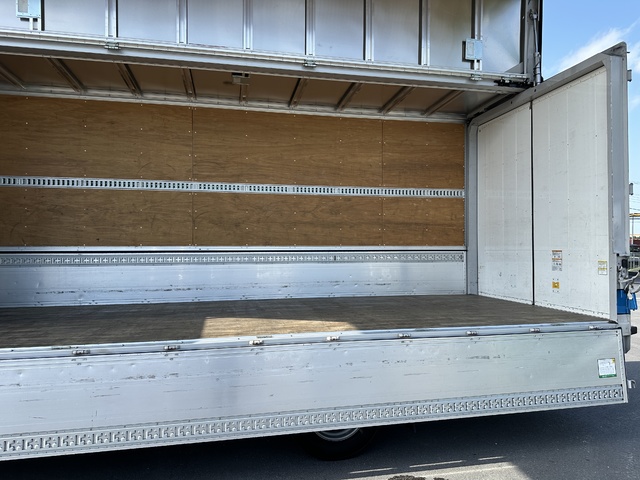 中古 日産UD ウイング 4トン(中型) H30年 TKG-MK38Cの内装