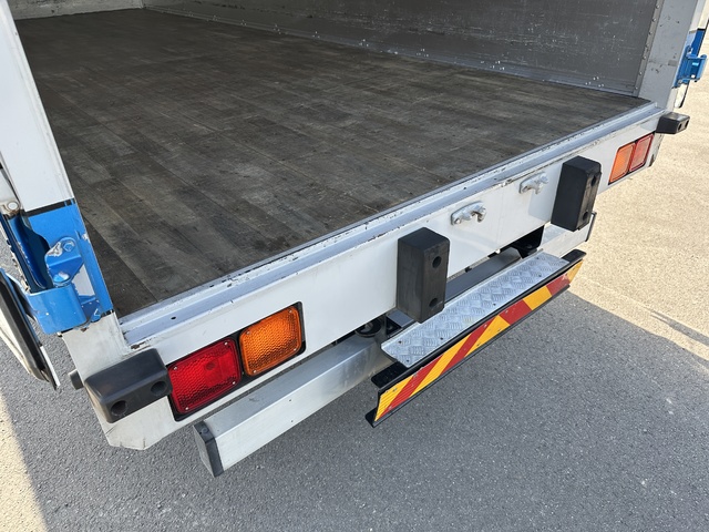 中古 日産UD ウイング 4トン(中型) H30年 TKG-MK38Cの内装