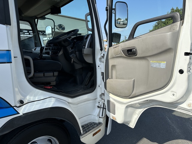 中古 日産UD ウイング 4トン(中型) H30年 TKG-MK38Cの内装