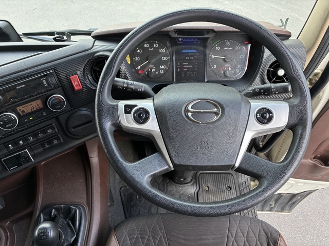 中古 【1,705万円】日野 冷凍バン 大型 H30年 2DG-FW1AHGの内装